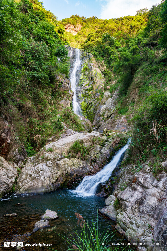 山間秀麗瀑布溪流景觀