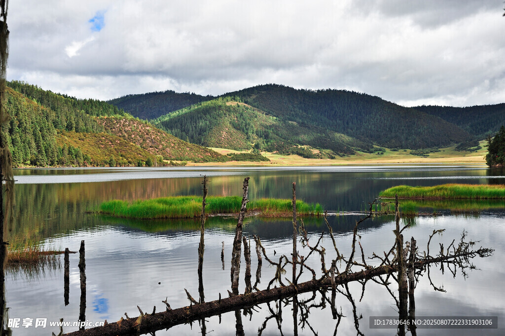 香格里拉屬都湖