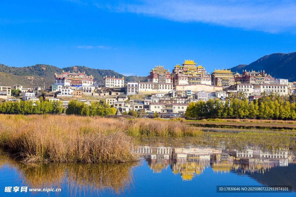 云南香格里拉葛丹松贊林寺風景