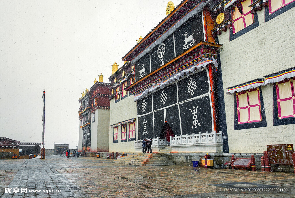 大雪飄飛中的松贊林寺