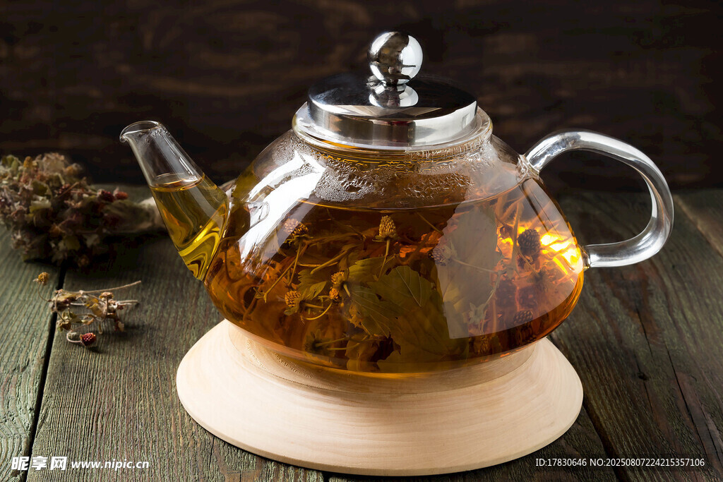 玻璃茶壺中泡著花草茶