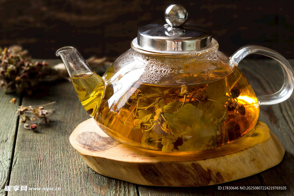 玻璃茶壺中的花茶