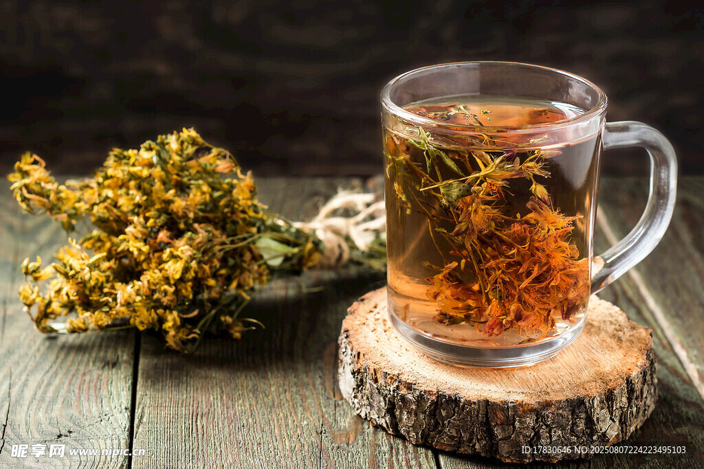 木桌上的一杯金盞花茶
