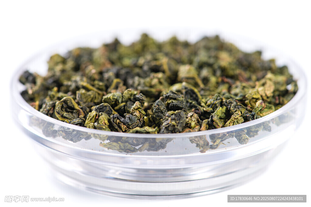 透明碗中的翠綠烏龍茶