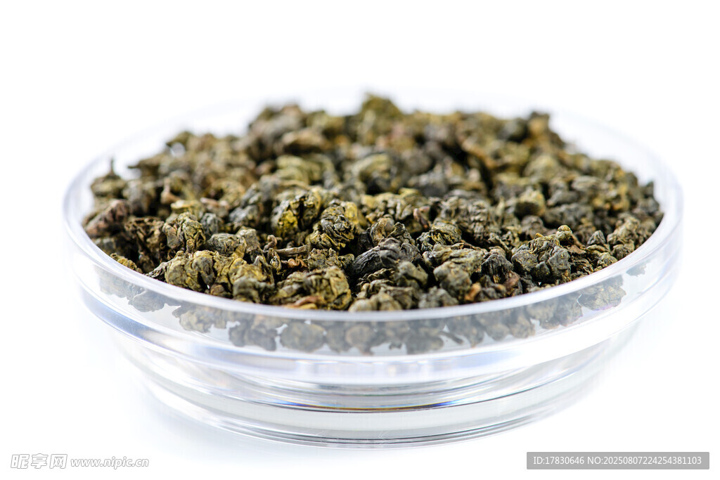 透明碗中的翠綠烏龍茶
