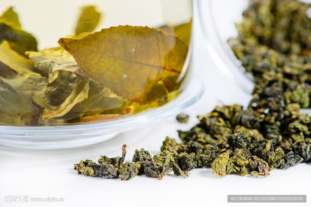 透明杯中泡著的新鮮茶葉