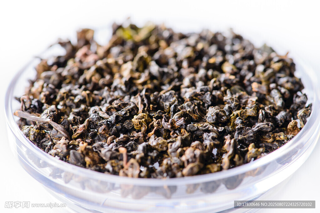 透明碗中的黑綠茶葉