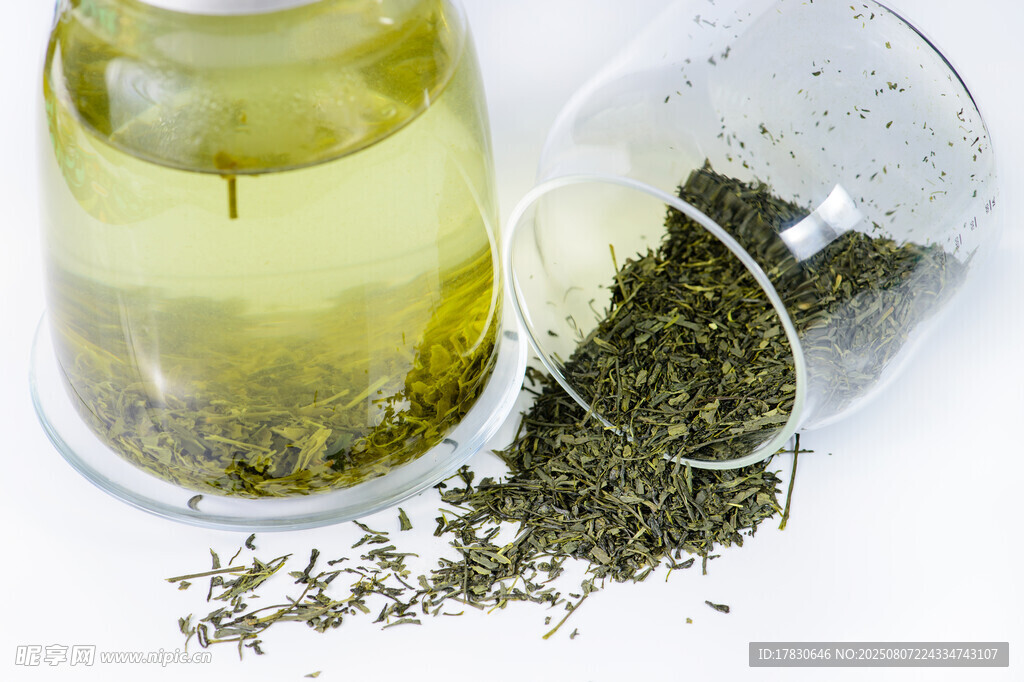玻璃杯中泡開的清新茶葉