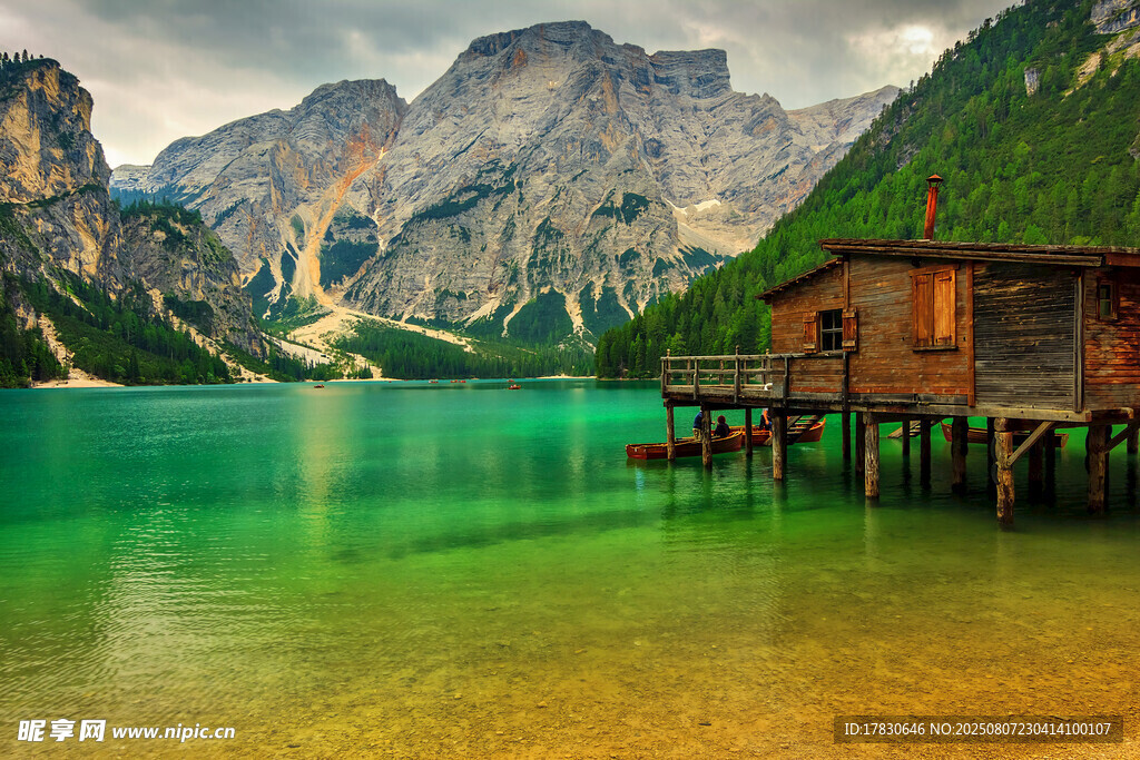 湖畔木屋美景