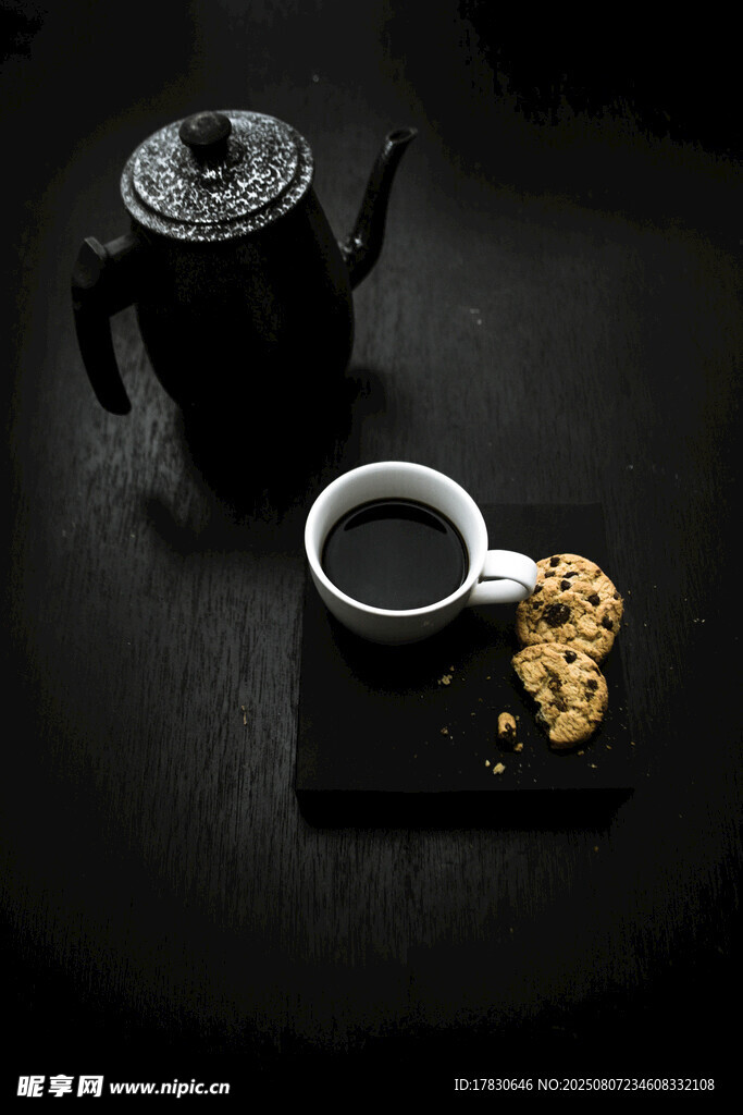 中式茶具與茶點(diǎn)的雅致組合