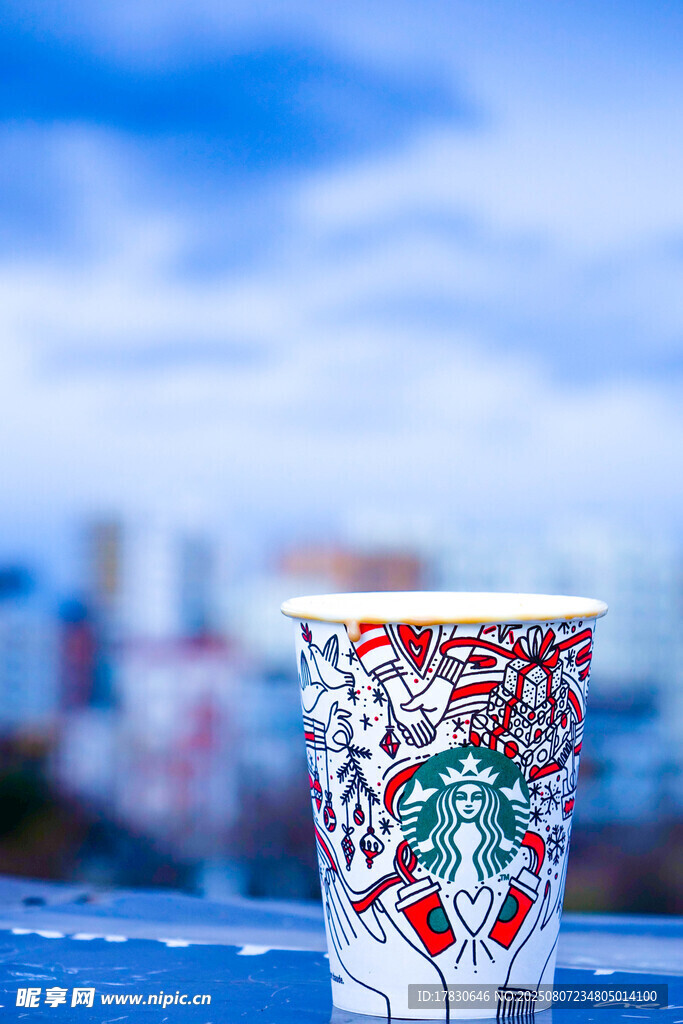 城市背景下的星巴克咖啡杯