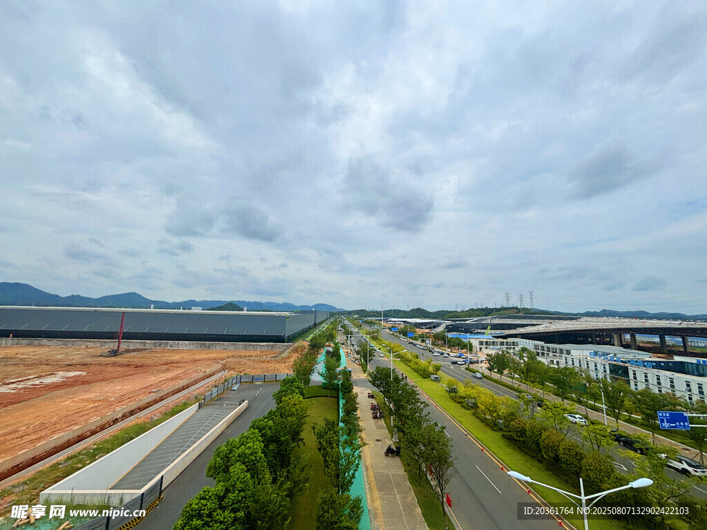 城市道路與周邊景觀全景