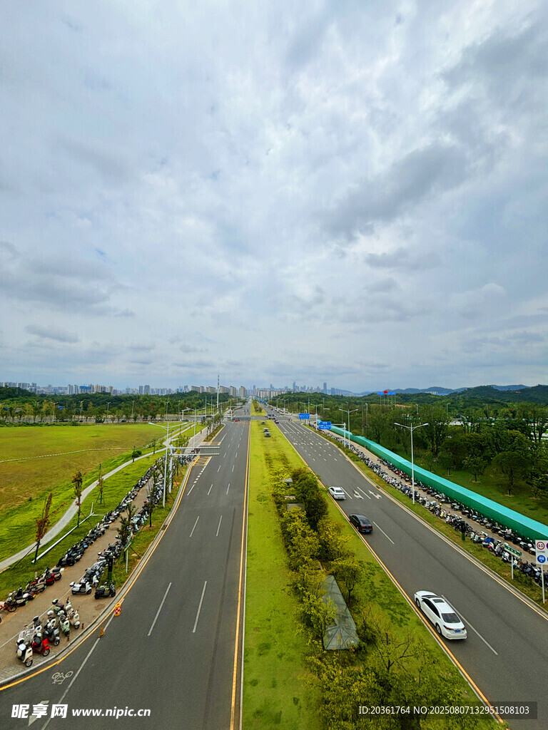 寬闊公路延伸至遠方