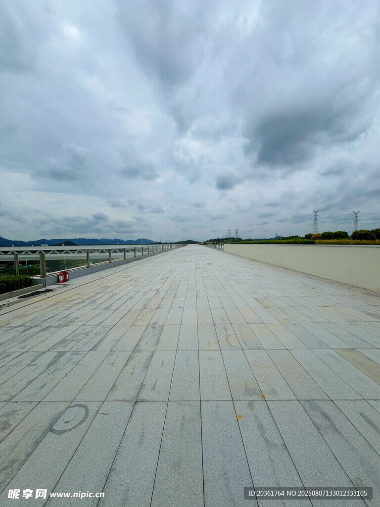空曠跑道與陰沉天空