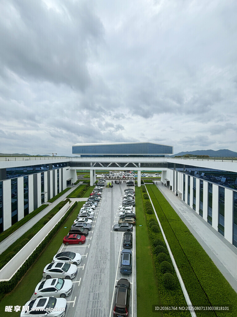 現(xiàn)代化停車場及周邊景觀