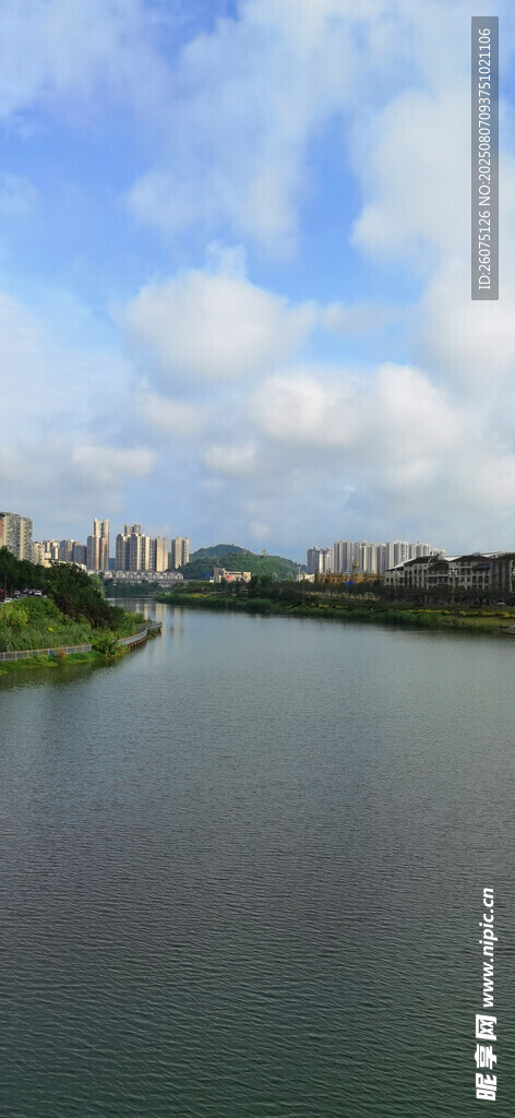藍天下的河畔風光美景