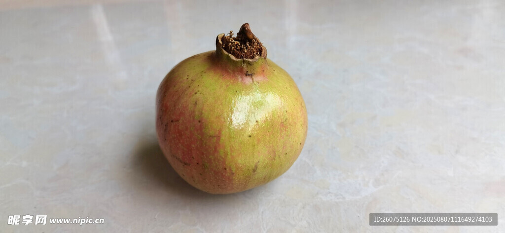 單個(gè)黃紅相間的新鮮石榴