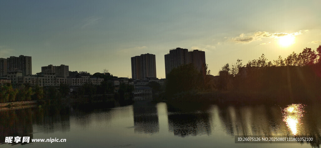 湖畔夕陽下的城市美景