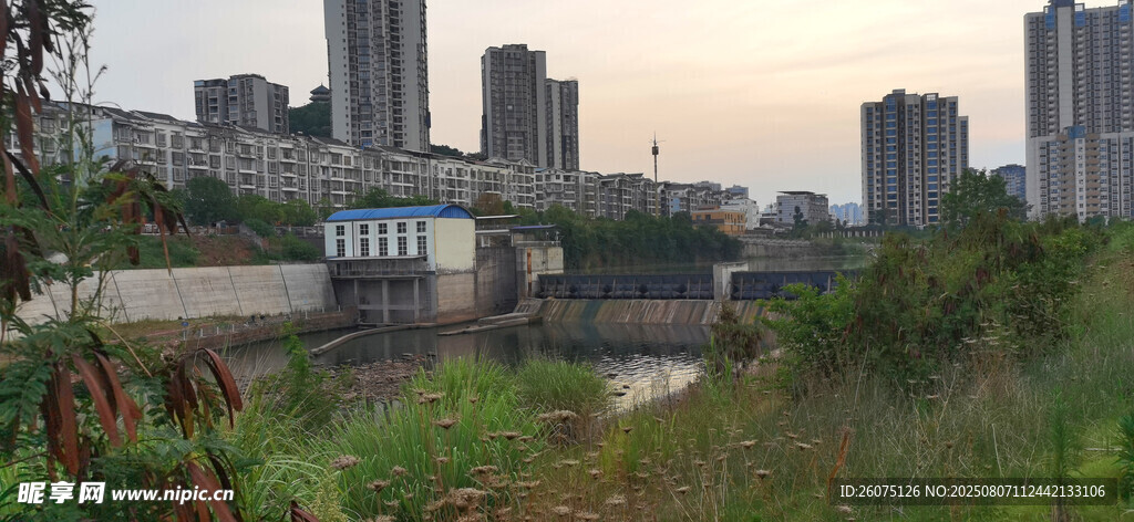 城市河畔堤壩風光