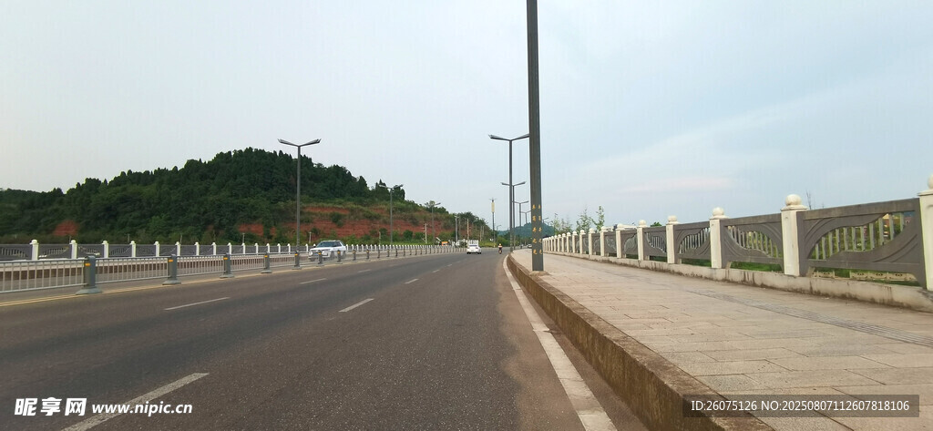 寬闊公路邊的護(hù)欄與遠(yuǎn)景