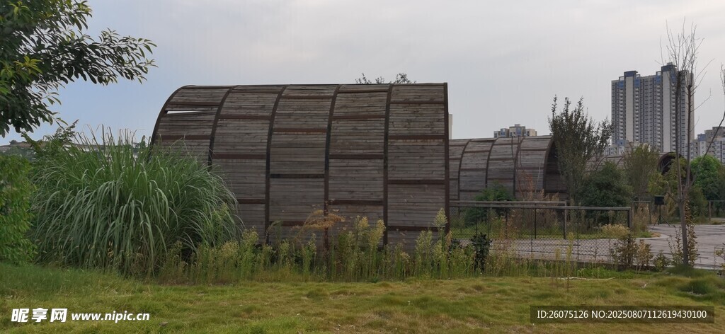 戶外遮陽(yáng)棚建筑與綠植景觀