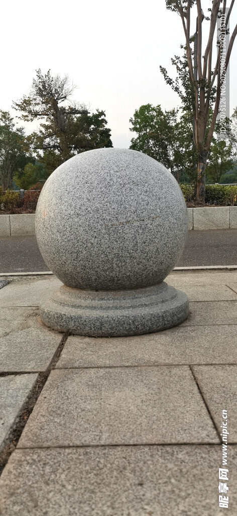 石球擺件于鋪磚地面