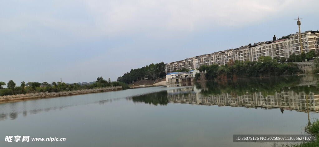 河畔低矮建筑群風(fēng)景