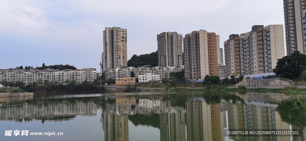城市湖畔高樓倒影景觀