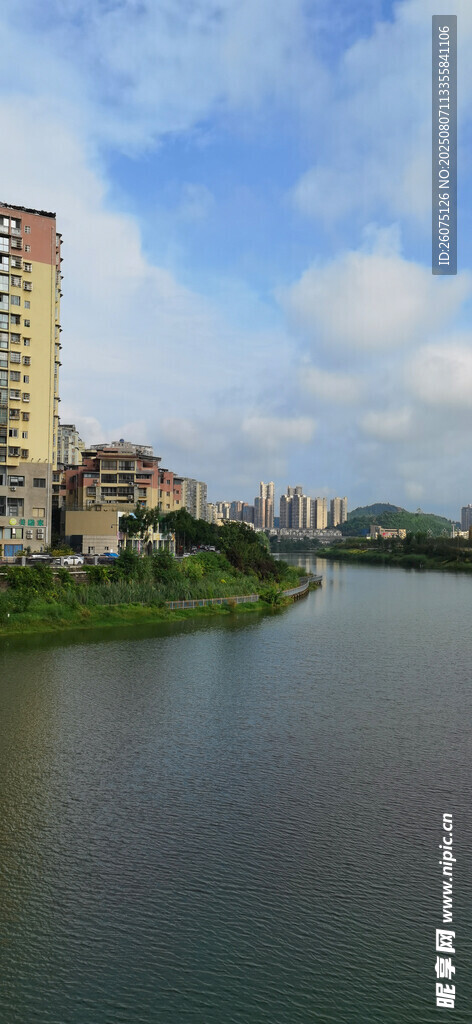 晴空下的河畔城市風(fēng)光