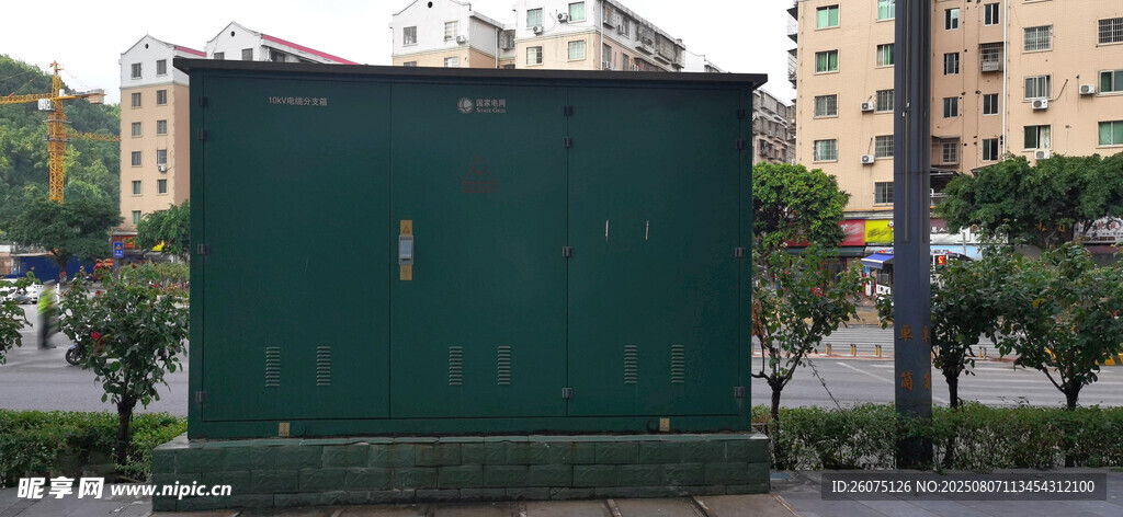 城市中的綠色高壓電箱