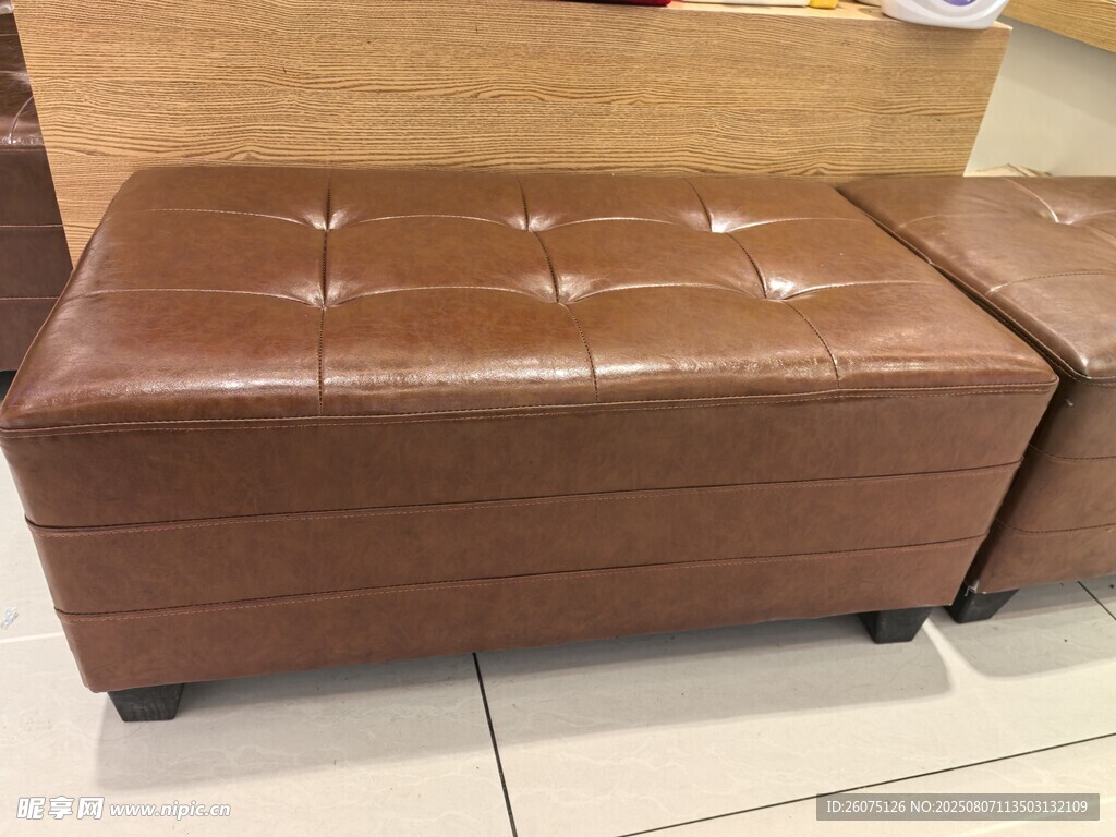 棕色皮質(zhì)方形矮凳