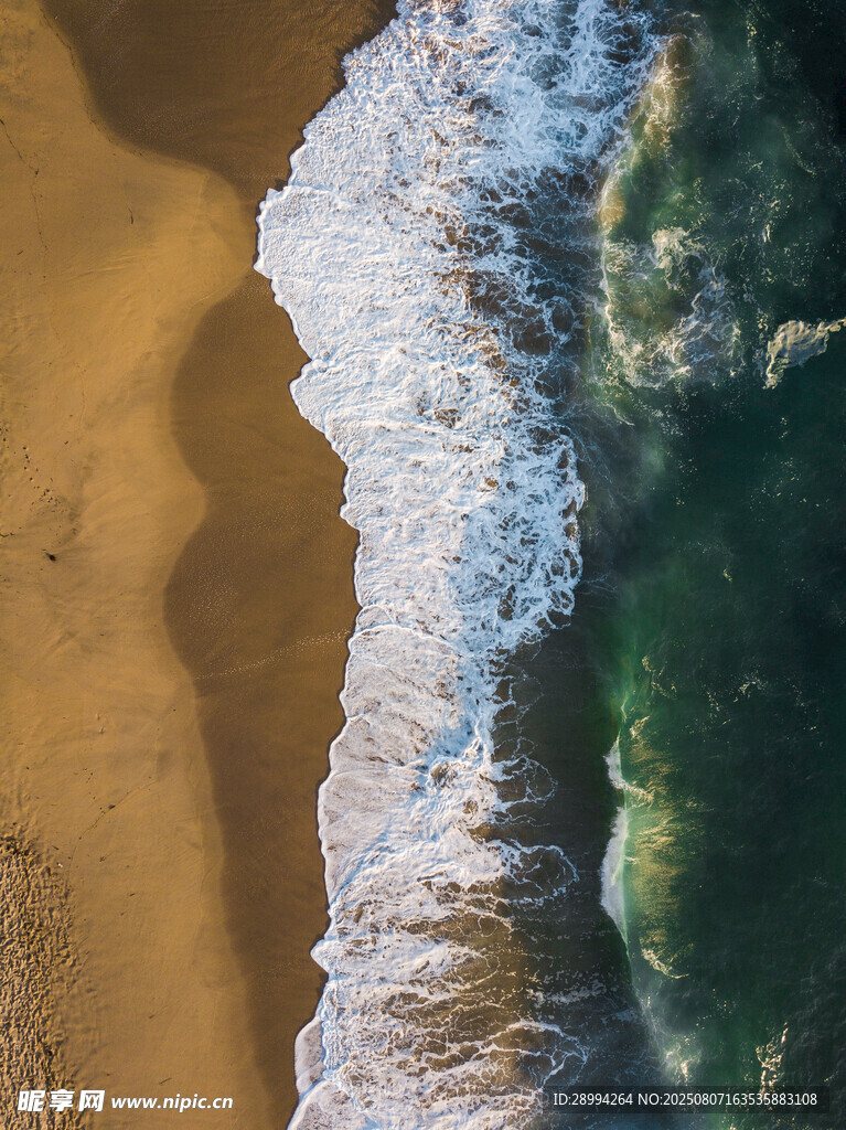 俯瞰海浪拍擊金黃沙灘