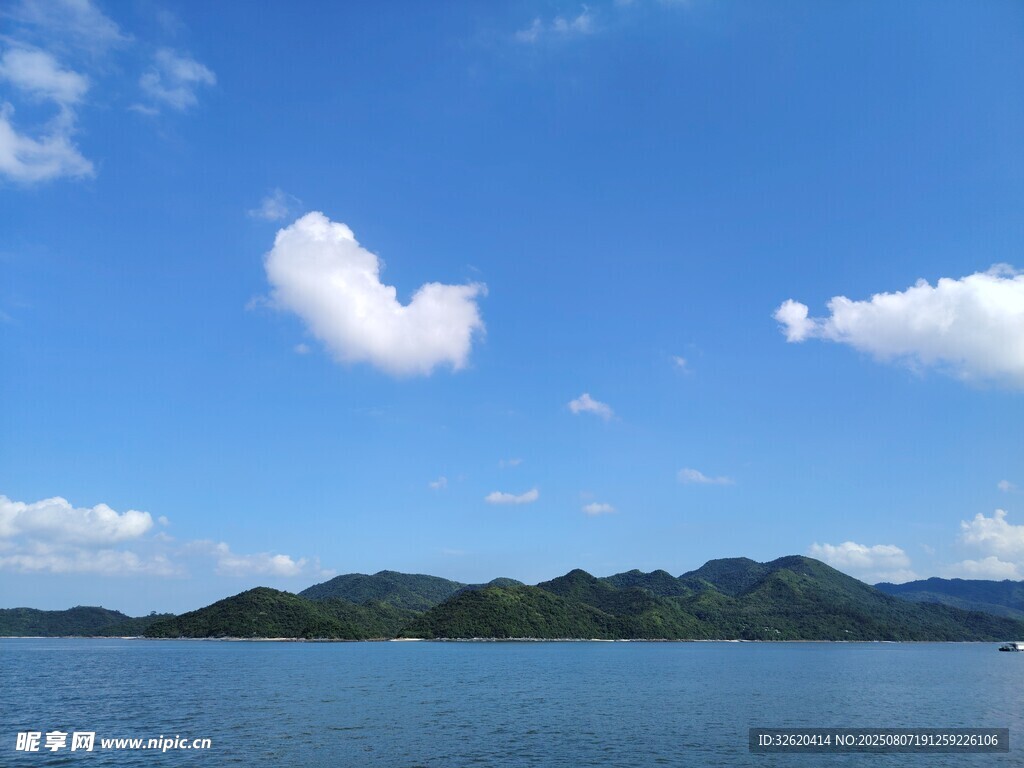 藍(lán)天碧水間的秀麗湖景