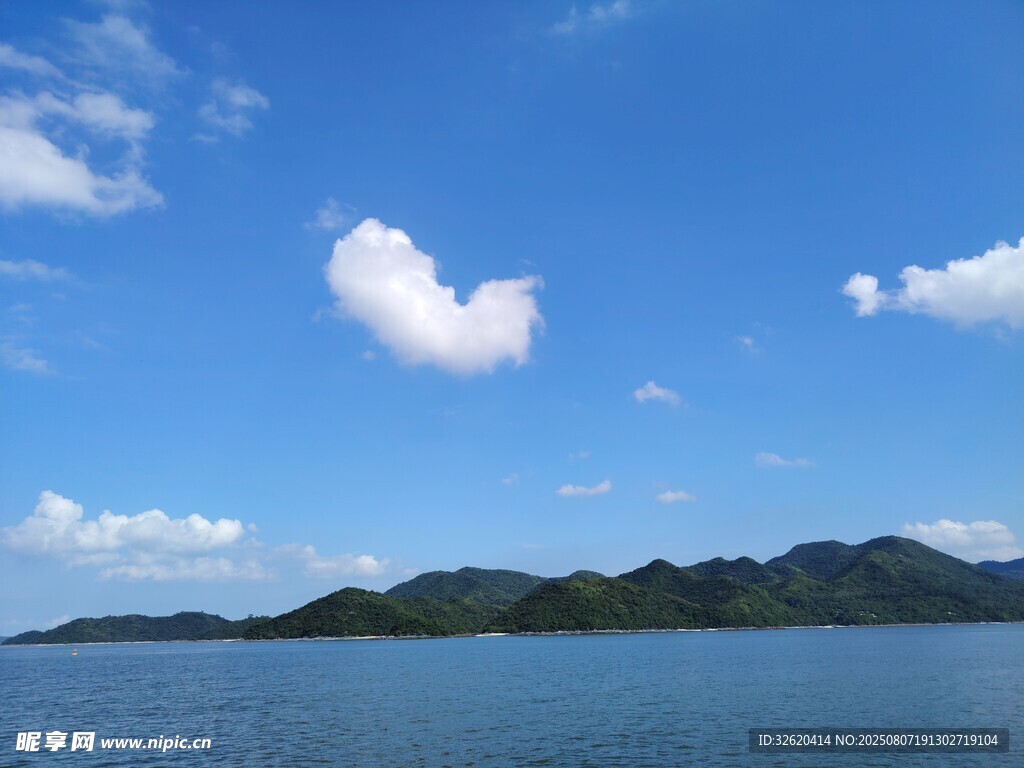藍天碧水間的秀麗湖山