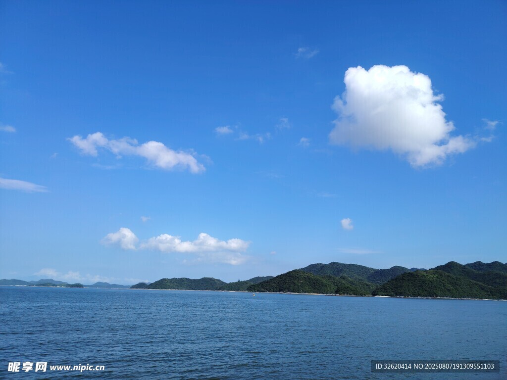 碧海藍天中的寧靜湖景