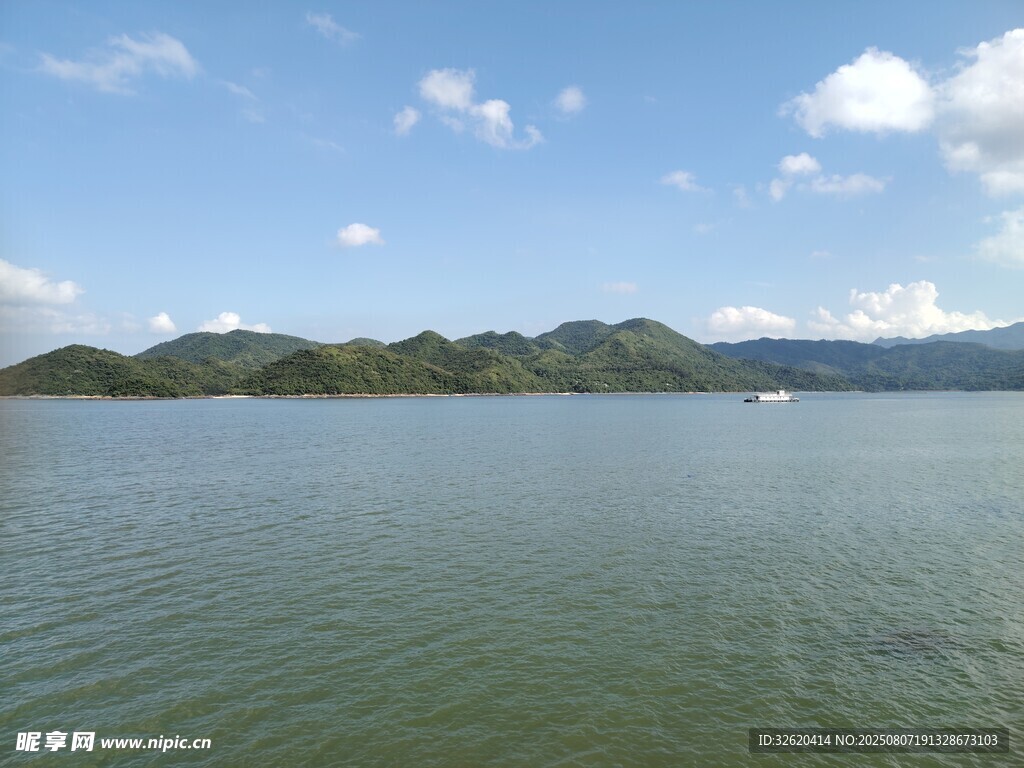 碧波藍(lán)天環(huán)繞的秀麗湖景