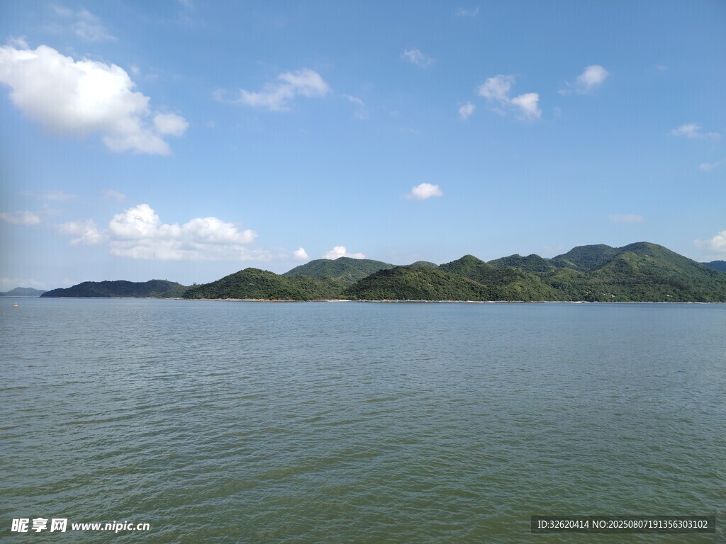 寧靜湖景與遠處青山