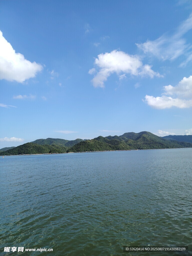 碧波藍(lán)天中的寧?kù)o山水