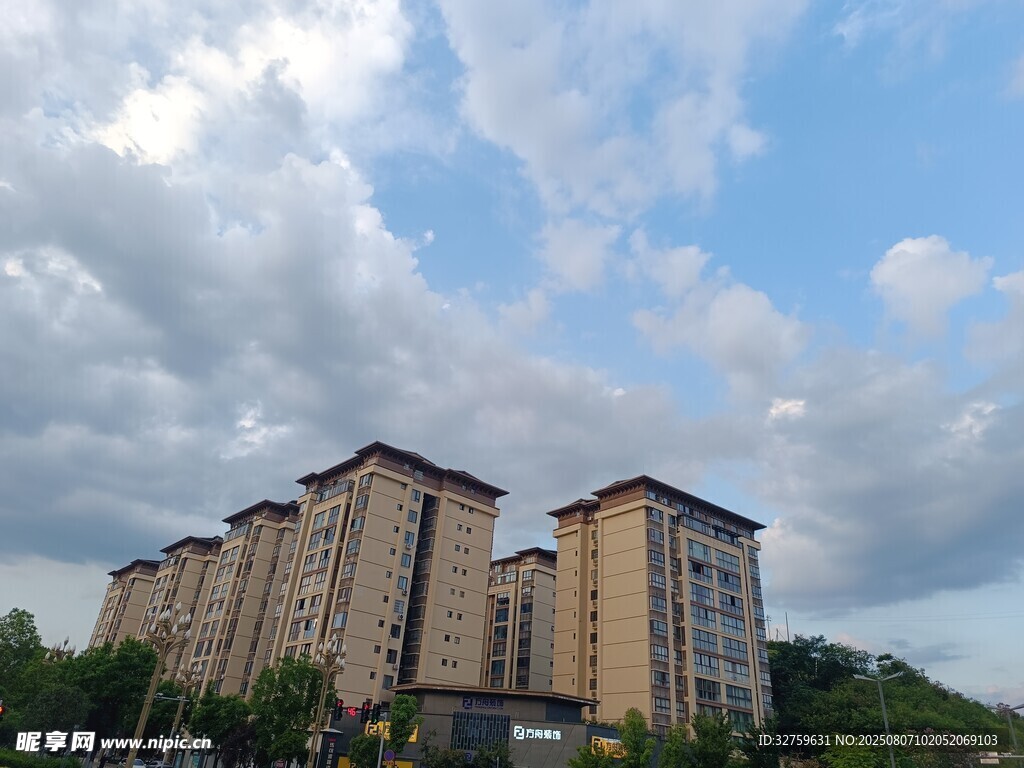 藍(lán)天白云下的高層住宅樓