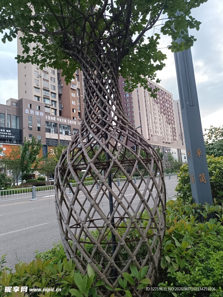 獨(dú)特鐵藝樹狀造型景觀