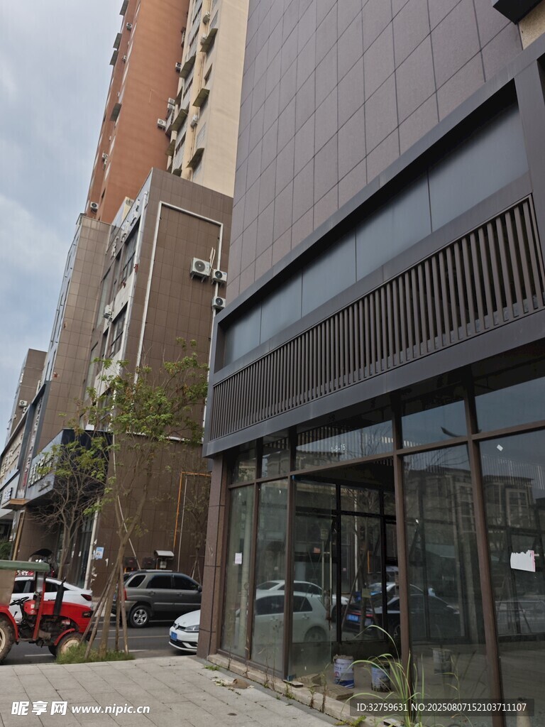 城市街道邊的現(xiàn)代建筑外觀