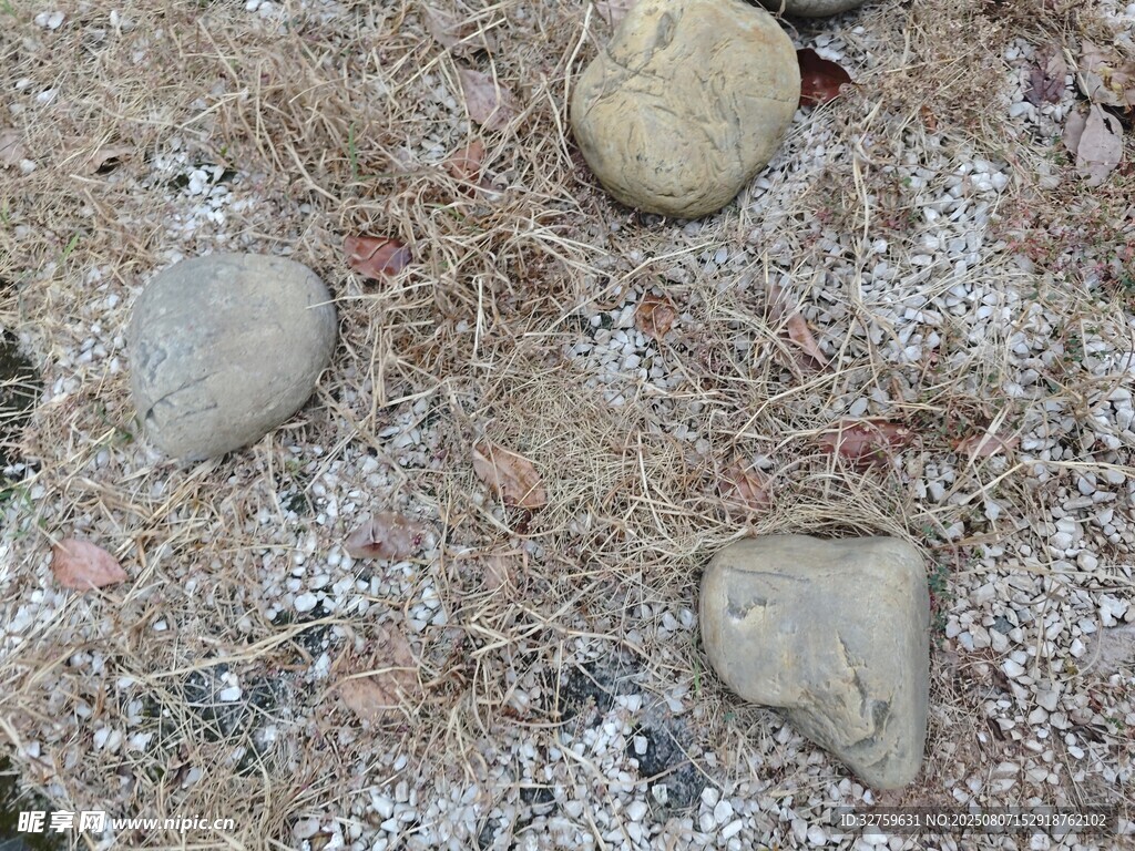 沙灘上的三顆心形石頭