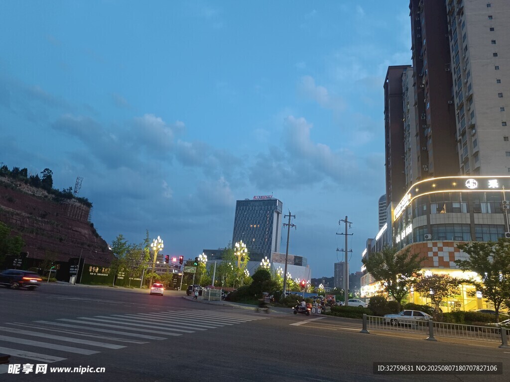 城市黃昏街道夜景