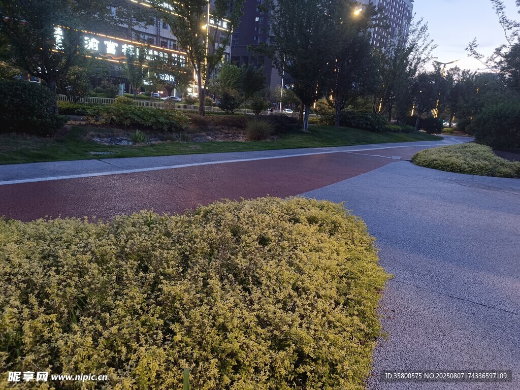 黃昏下的城市道路景觀