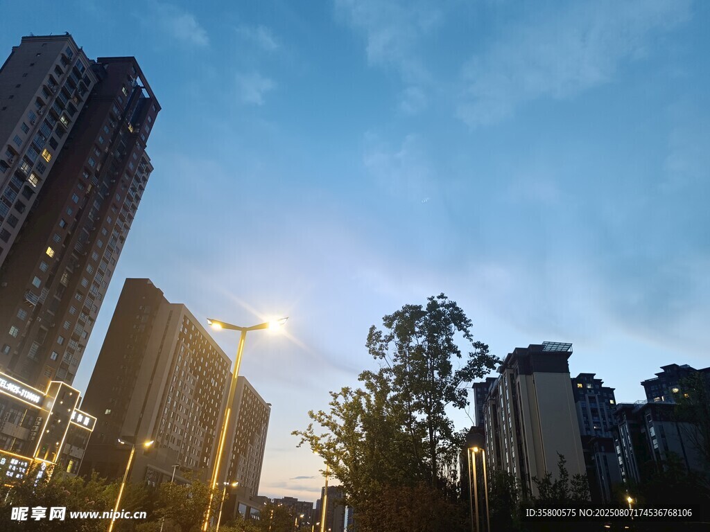 城市黃昏高樓間的美麗光影