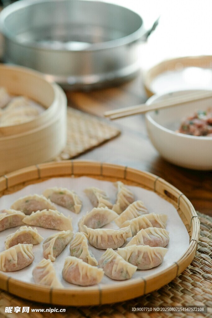 竹盤上的美味手工餃子