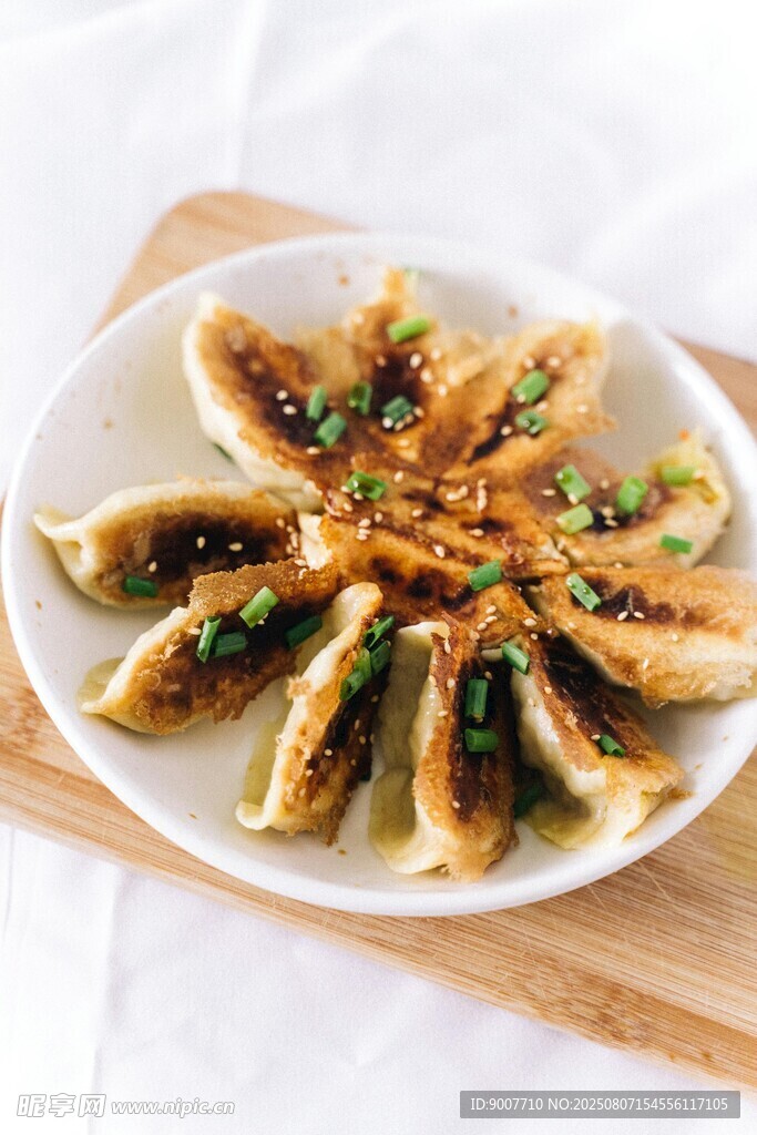 美味煎餃擺盤精致