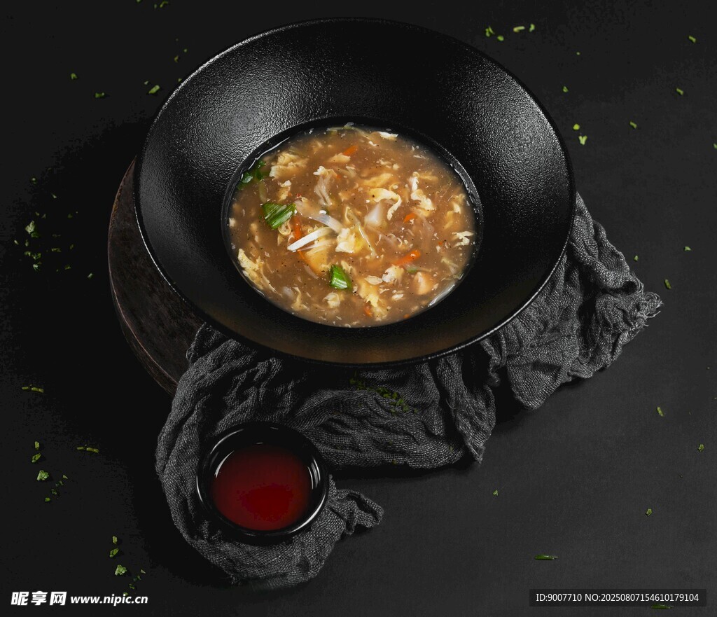 黑色碗中盛著美味豆腐羹