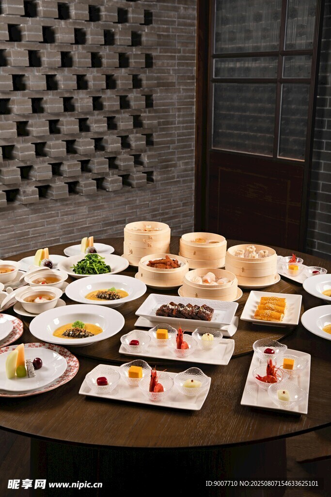 豐盛中式美食套餐擺桌