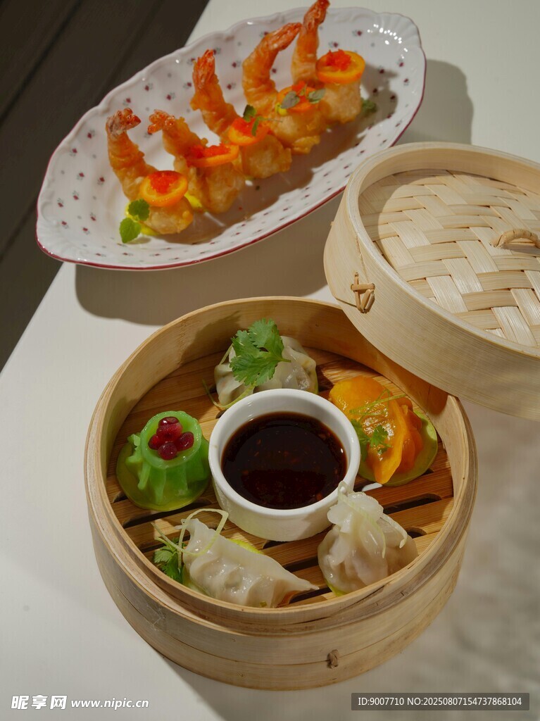 多樣中式點心與精致蝦菜